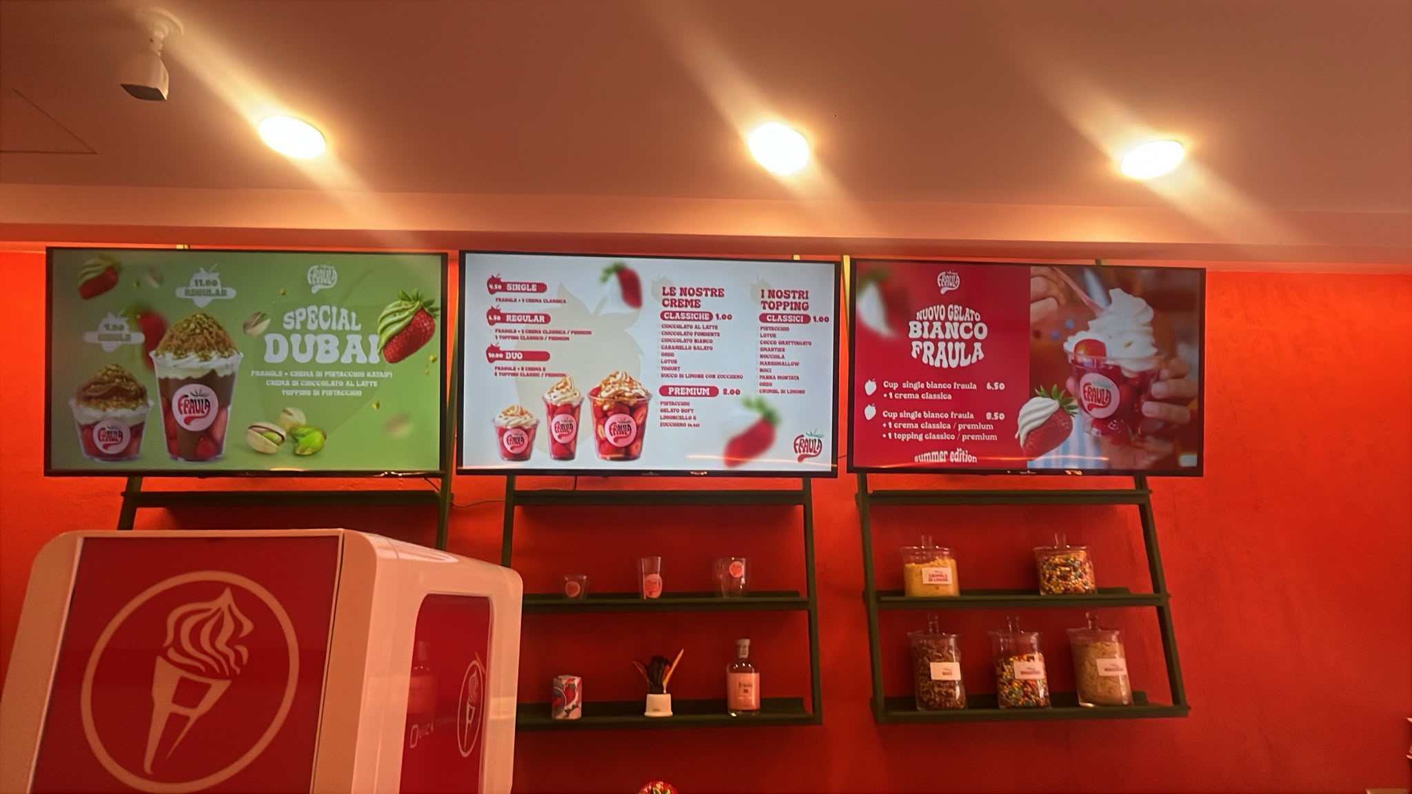 Il locale Fraula in Via Chiaia